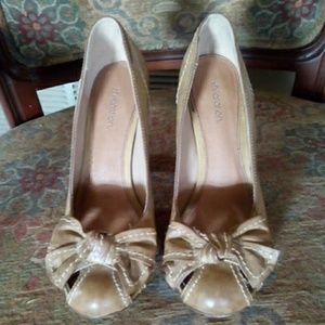 Cute pumps with bow detail.
